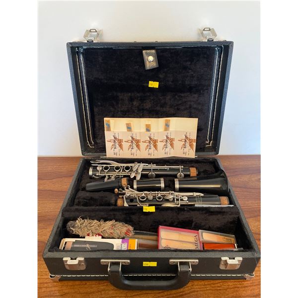 Vintage Clarinet - Comes With Felt Hard Cover Carrying Case, Multiple Gauges Of Reeds, & More