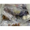 Image 3 : BOX OF ASSORTED COSTUME JEWELRY