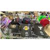 Image 2 : SHELF OF ASSORTED HATS AND GLASSES