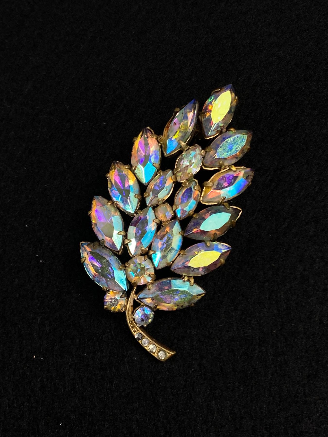 Vintage 1920's Art Deco platinum brooch presenting a crown set with Vintage 1920's Art Deco platinum brooch presenting a crown set with