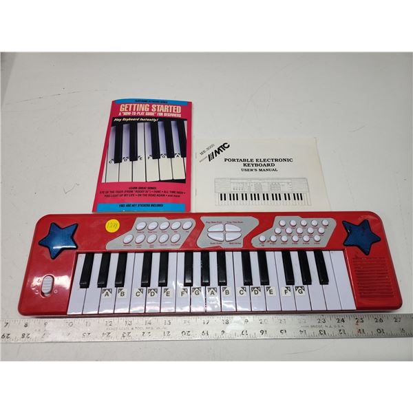 Children's musical beginners keyboard, c/w 2 books - tested, works