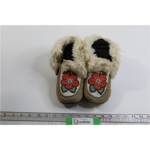 (1) Pair Vintage First Nations Moccasins - Beading is intact Size 8, Real Fur. Likely West Coast