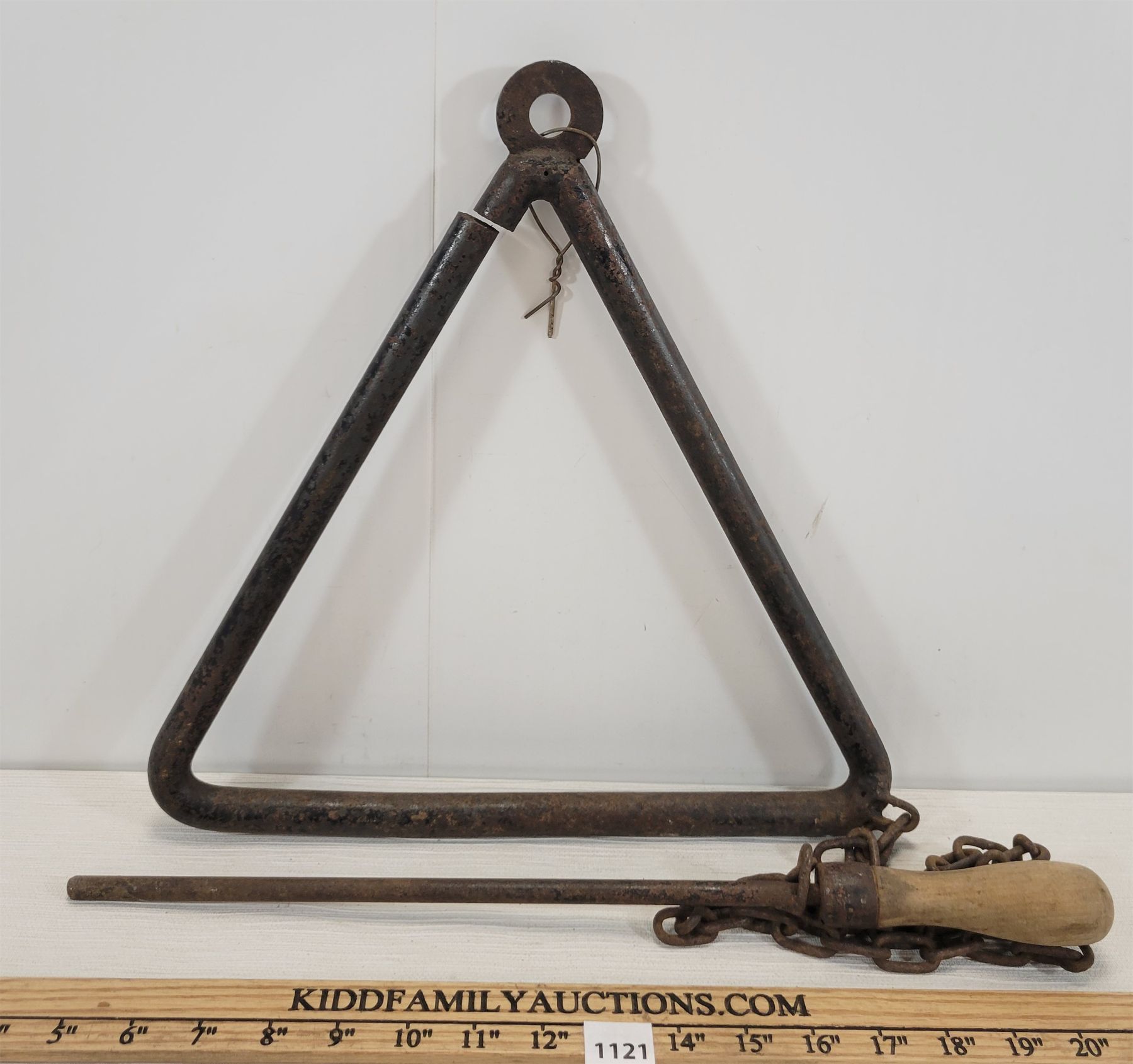 TRIANGULAR IRON DINNER BELL - WESTERN STYLE - Kidd Family Auctions