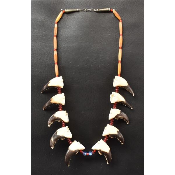 CRUSTATION CLAW NECKLACE