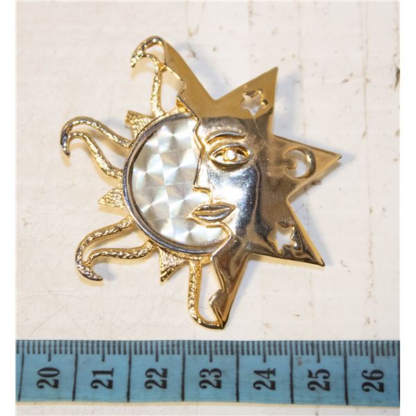 GOLD TONE SUN FACE BROOCH