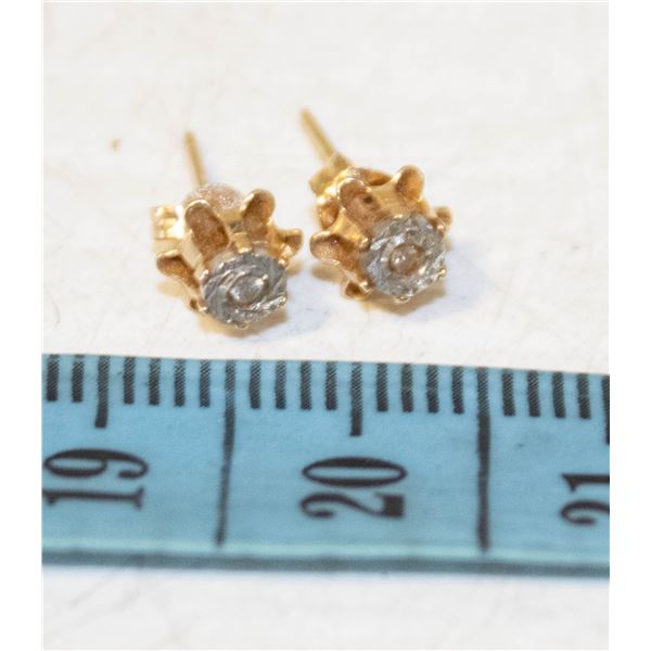 DIAMOND STUD EARRINGS WITH GOLD MOUNT