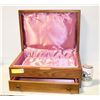 Image 1 : 1950S SOLID WOOD JEWELRY BOX W DRAWER