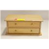 Image 2 : ESTATE MUSICAL JEWELRY BOX WITH JEWELRY-ESTATE