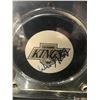 Image 2 : DISPLAYED WAYNE GRETZKY CARD AND SIGNED LA KINGS PUCK