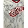 Image 2 : 1997-98 DETROIT RED WINGS TEAM SIGNED STANLEY CUP JERSEY ( HULL, CHELIOS, OSGOOD...) GCG HOLO