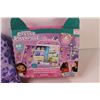Image 4 : Stained Childrens Tablet Holder, DreamWorks "Gabby's Dollhouse" Meow-Mazing Game & 100 pc Decoder Pu