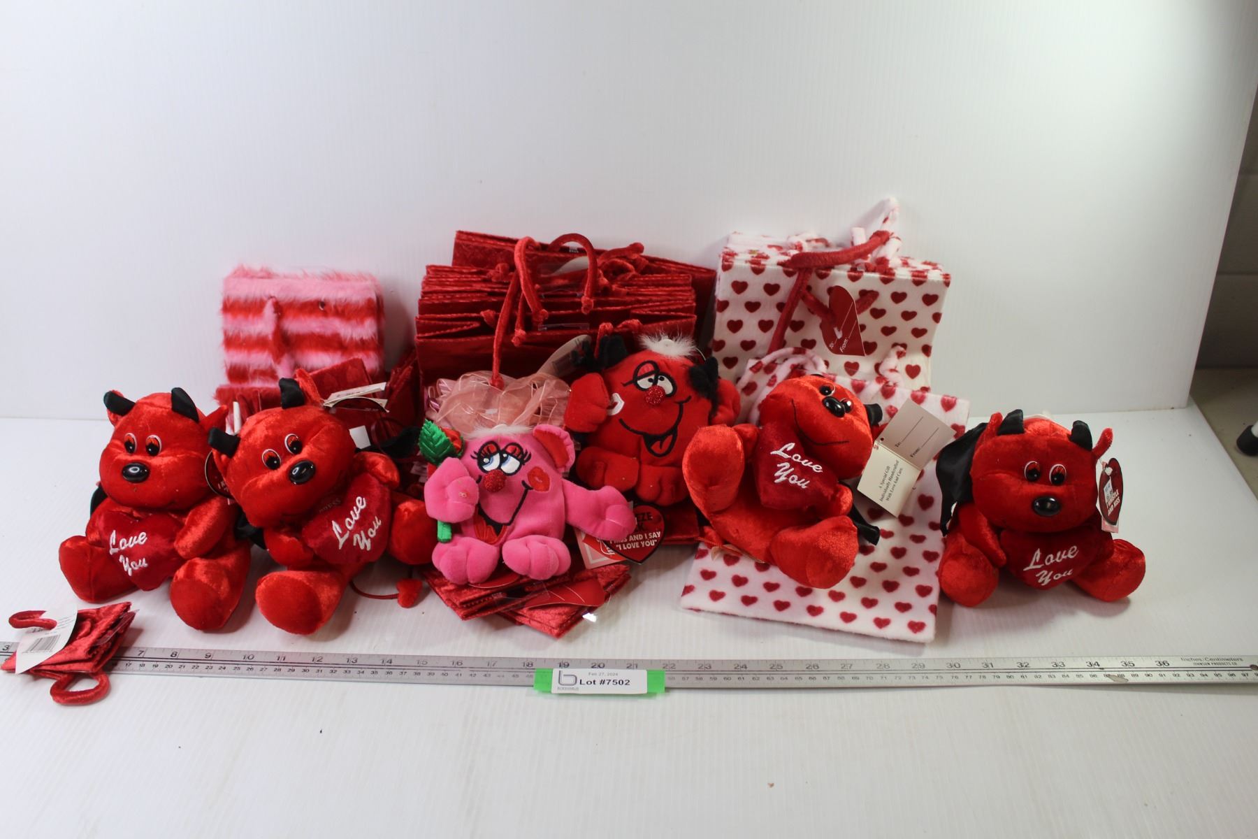 Hallmark 13" Large Valentine's Day Gift Bag With Tissue Paper (Geometric Heart