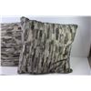 Image 2 : (2) Throw Cushions (19" x 19")