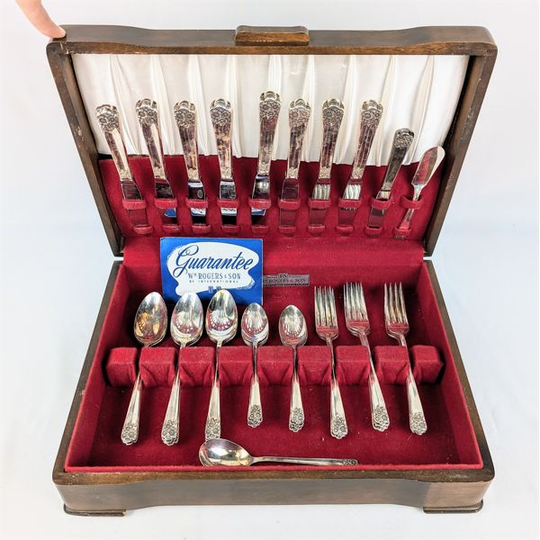 8 Place Setting WM Rogers & Son Silver Plate Silverware In Wood Box