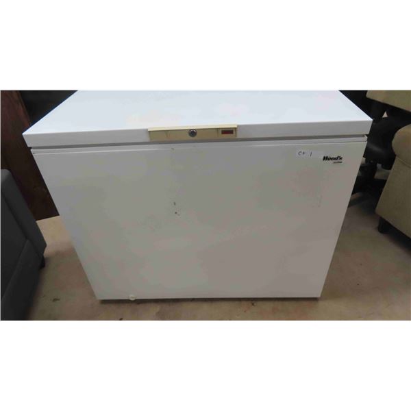 Woods Deep Freeze with Basket + 2 Keys 22" x 35" x 42"