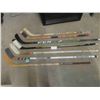 Image 1 : 7 Hockey Sticks - 2 Vintage + 1 Signed & Lindros #88 Stick