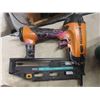 Image 2 : 2 Bostitch FN1664 16 Ga Nailer with Finishing Nails