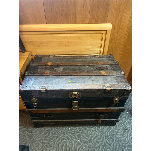 Antique Steamer Trunk With Wooden Insert 33L x 20D x 23T
