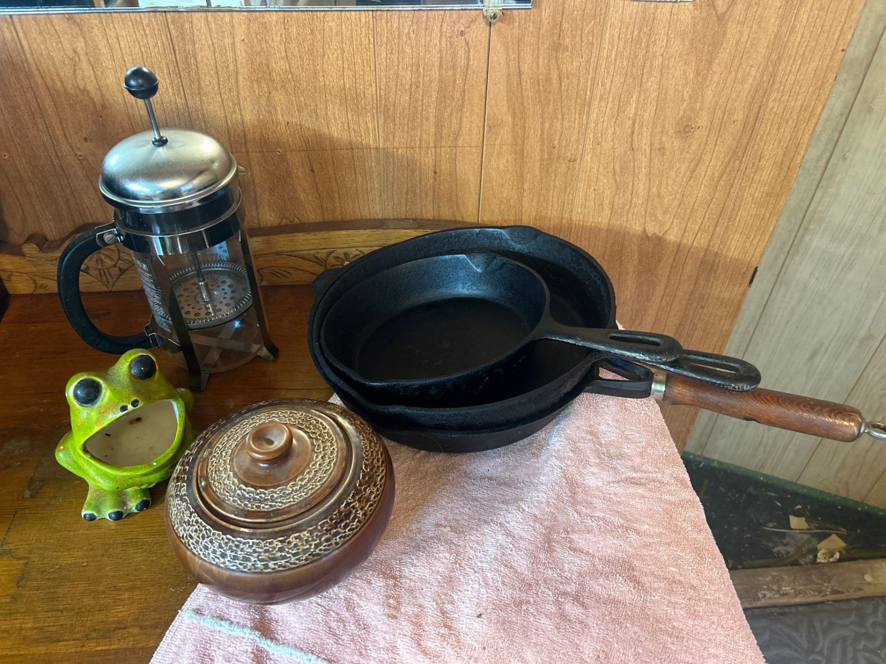 Assorted Kitchen items - Beck Auctions Inc.