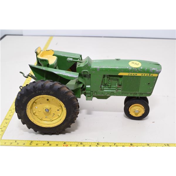 Vintage John Deere tractor - metal rims