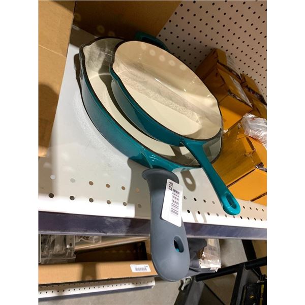 A set of 2 Skillets.