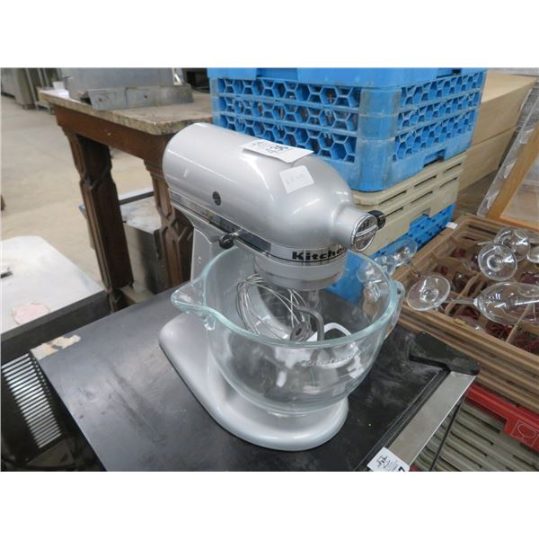Kitchen Aid 5 Qt. Mixer w/Hook/Whip/Paddle/Bowl