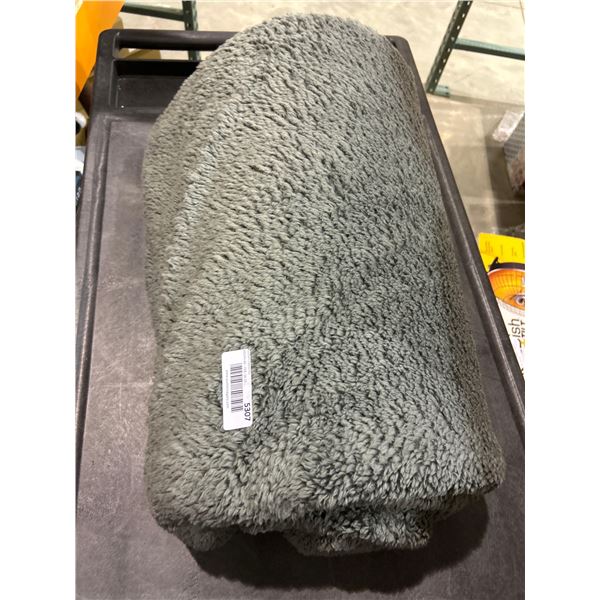 Reversable fuzzy / fleece blanket