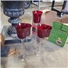 Image 2 : 5 RUBY WINE GLASSES, 2 DECOR PIECES, AND DECORATIVE PLANTER