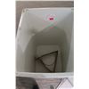 Image 2 : BASE DE POUBELLE 22"x25"x31" RUBBERMAID
