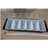 Image 2 : DISTRIBUTEUR DE CONDIMENTS RUBBERMAID 19"x6"x4"