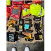 Image 2 : Lote #413 - Baterias/Ropa/Accesorios Home Depot