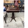 Image 1 : Antique table