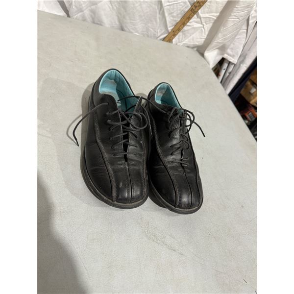 Shoes size 42