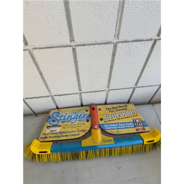 Stinger pool brush new