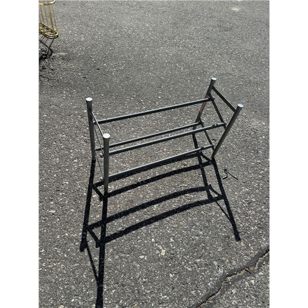 Adjustable shoe rack