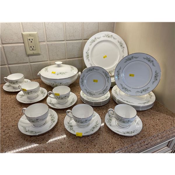 Wedgewood Bone China Made In England Westbury - 6 Piece Dinner Set With Serving Dish