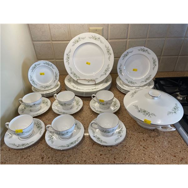 Wedgewood Bone China Made In England Westbury - 6 Piece Dinner Set With Serving Dish With Lid