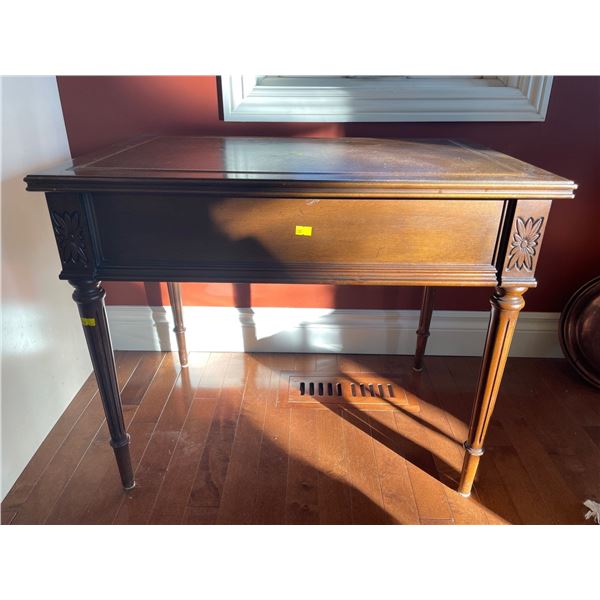 Vintage Walnut Decorative End Table 27.5Lx18Dx22.5H