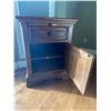 Image 5 : McElheran's Furniture + Design End Table With 1 Pull Out Tray, 1 Cabinet,1 Drawer 25.5Lx19.5Dx32H