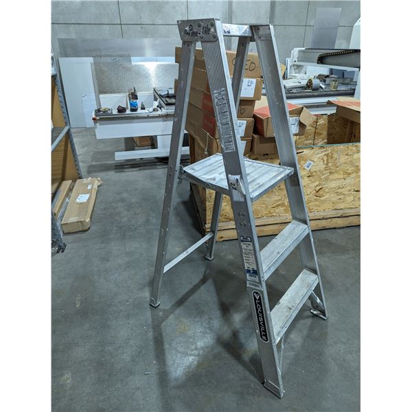 LOUISVILLE 3' STEP LADDER (MEASURES 5')