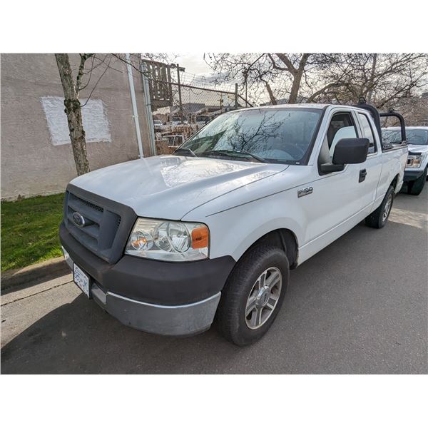 *R* 2005 FORD F150 TRITON, P/U, V8 WHITE, VIN 1FTRX12W45FA84838,