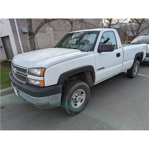 *R* 2005 CHEVROLET SILVERADO, P/U, WHITE, VIN 1GCHC24UX5E175692,