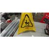 Image 3 : 4 RUBBERMAID POP UP SAFETY CONES