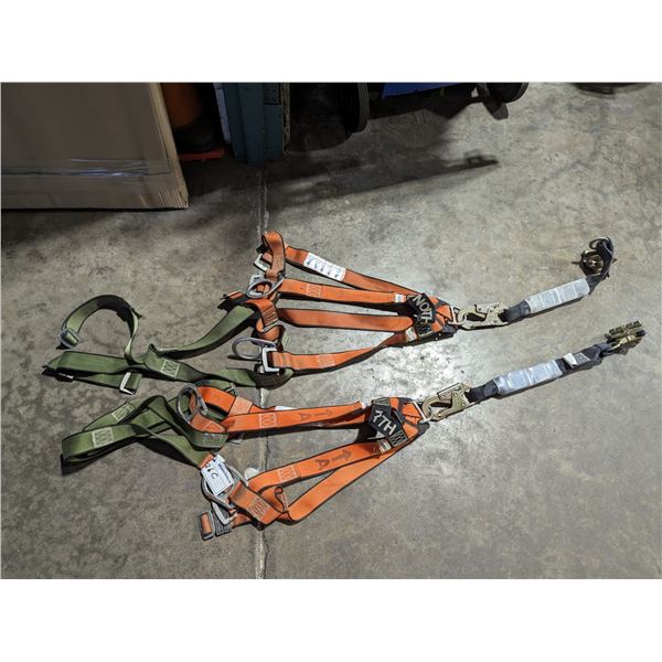 PAIR OF NORTH MODEL FP700-3DL SAFETY HARNESS WITH LANYARD