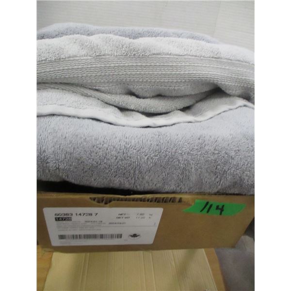 BOX C/W 3 GREY BATH TOWELS