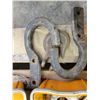 Image 4 : Numerous files; hooks; vehicle tow hooks