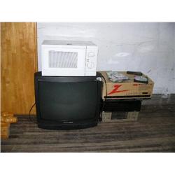 Lot of: TV set, microwave, stereo equipment (101)