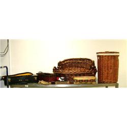 Collection of baskets and a traveling bar step (104)