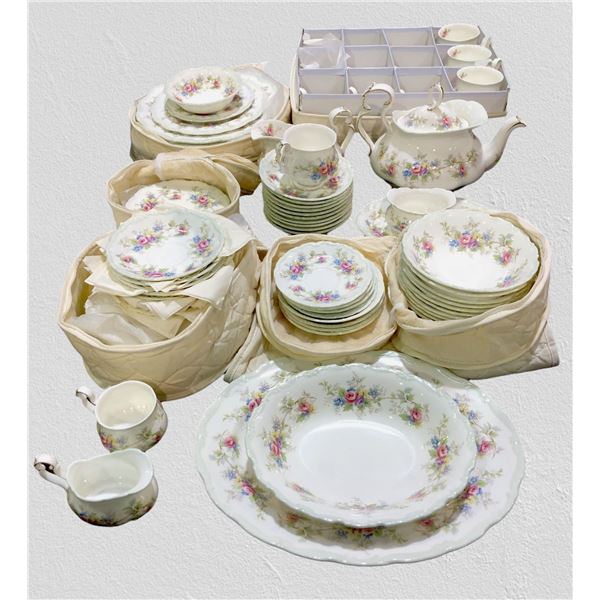 Royal Albert bone china Colleen set, featuring approximately 100 exquisite pieces. Adorned with deli