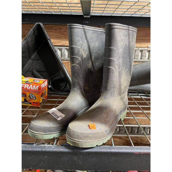 Size 13 rubber boots non steel toe